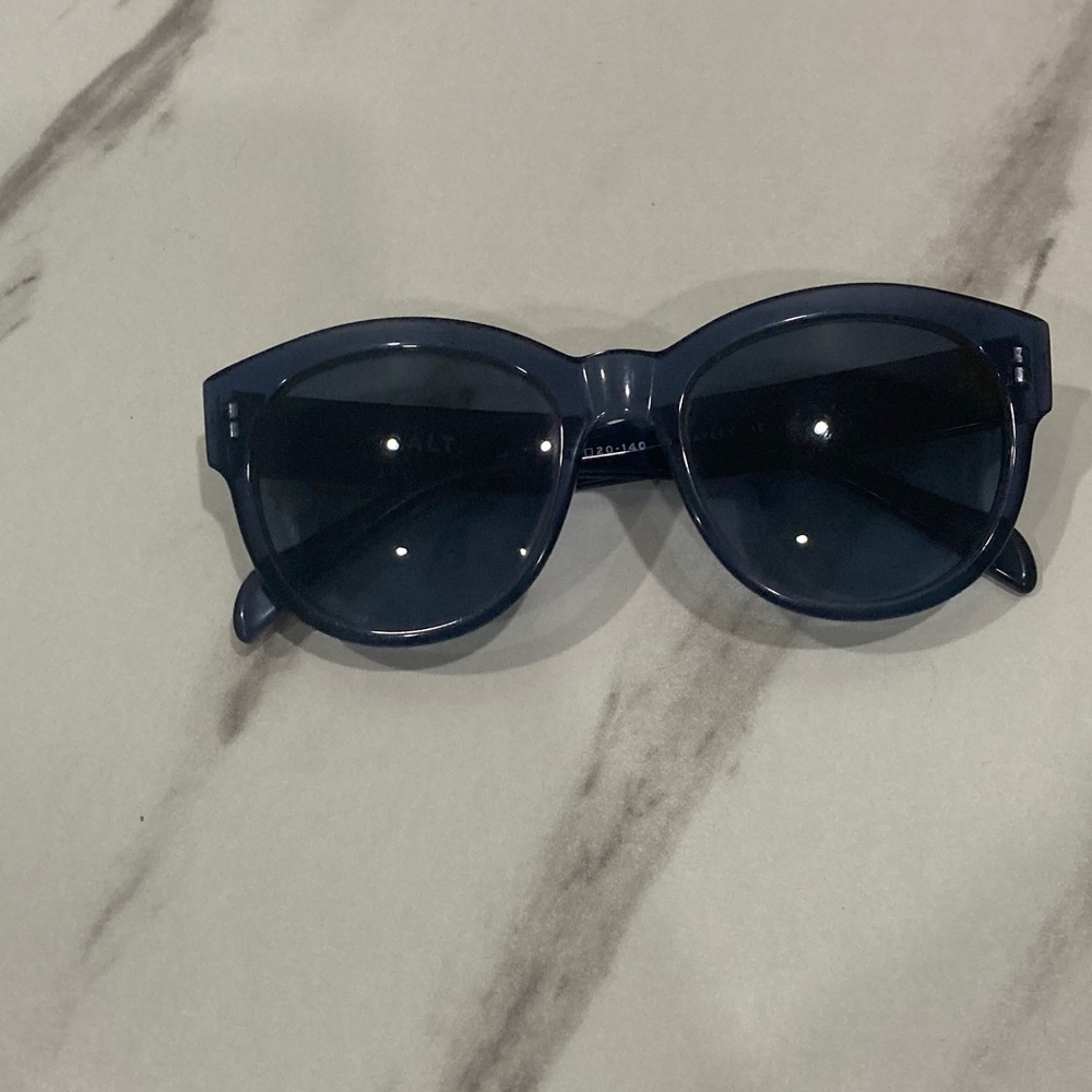 Women's Round Sunglasses in Navy Blue